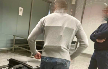 Черепашка-ніндзя: у "Борисполі" чоловік примотав до тіла шість айфонів у коробках (фото)