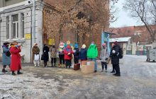 Мозок та історія України: під консульство РФ у Харкові принесли подарунки для Путіна (фото)