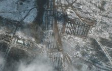 Росія й надалі збирає війська біля України: опубліковано супутникові знімки