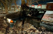 В Одеській області військовослужбовець на BMW вилетів з дороги і врізався в дерево