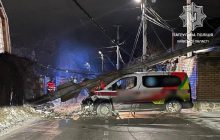Під Києвом "швидка" протаранила стовп: електроопора впала та перекрила рух (фото)