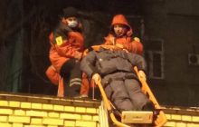 Уронили с крыши: киевские спасатели едва не добили пострадавшего (видео)