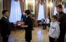 Зеленский вручил орден "Золотая Звезда" семьям погибших военных (фото)