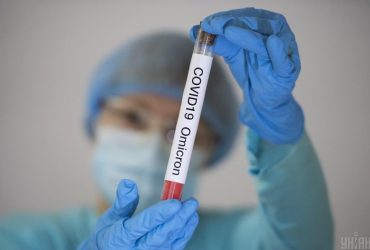 Омікрон – не легка застуда: лікар назвав симптом, який вказує на важку форму COVID-19
