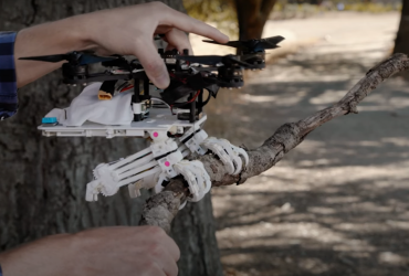 Американські інженери створили літаючого робота на курячих ніжках (відео)