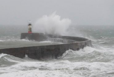 Шторм в Британии может испортить рождественские путешествия тысячам туристов