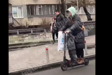 Дивна витівка жінки з дитиною спантеличила київських водіїв (відео)