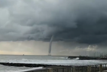 Cильний торнадо зафільмували поблизу Рима (відео)