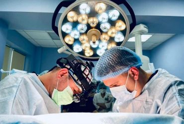 У Львові зробили унікальну операцію: 15-річному хлопцеві пересадили нирку, донором стала його бабуся (фото)