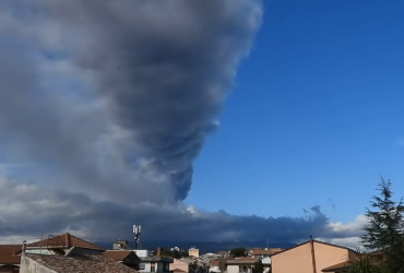 Вулкан Етна випустив багатокілометровий стовп попелу: з'явилося відео