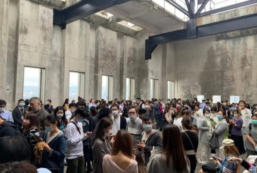 В Гонконге загорелся Всемирный торговый центр: в ловушке на крыше здания оказались сотни человек (видео)