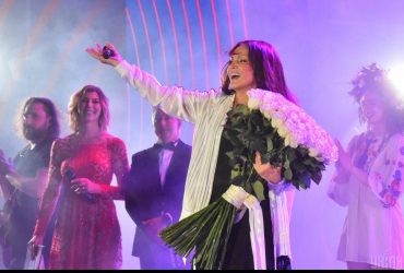 Російський артист став на коліно перед Софією Ротару (фото)