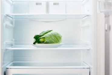 Полиці в холодильнику будуть блищати: дізнайтеся, що роблять з ними досвідчені господині