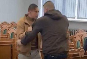 Ведешь себя как сопляк: всплыли детали драки депутатов во Львовском райсовете (видео)