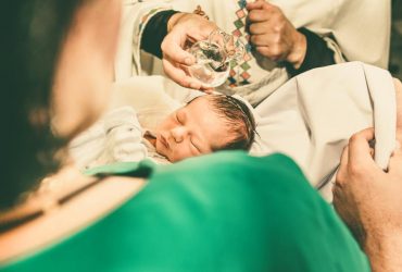 Когда крестить ребенка в 2023 году: самые лучшие даты для таинства