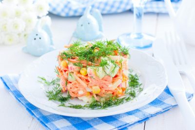 Салат с копчёной курицей, сыром, помидорами и огурцами