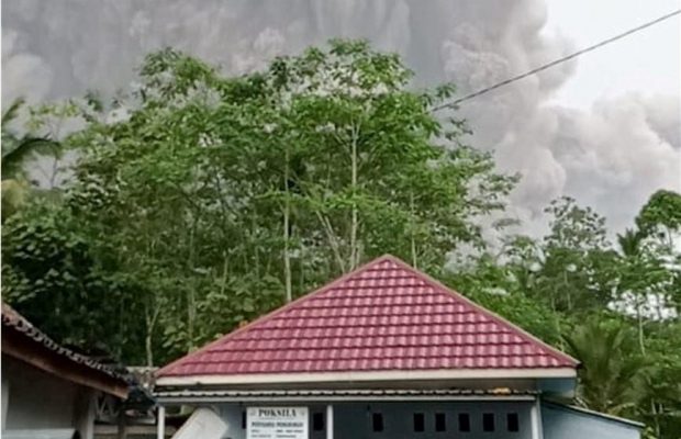 На острові Ява через потужне виверження вулкана люди заблоковані в будинках, а дороги перекриті (відео)