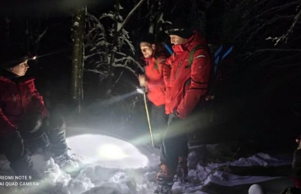 В Карпатах вторые сутки ищут туриста, потерявшегося во время катания на снегоходах (фото)