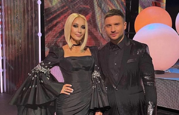 Ледь перука не злетіла: російську ведучу зганьбили прямо на сцені (відео)