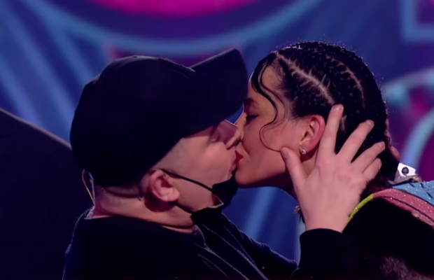 Андрій Данилко злився в пристрасному поцілунку з Дашею Астаф'євою на шоу "Маска" (відео)