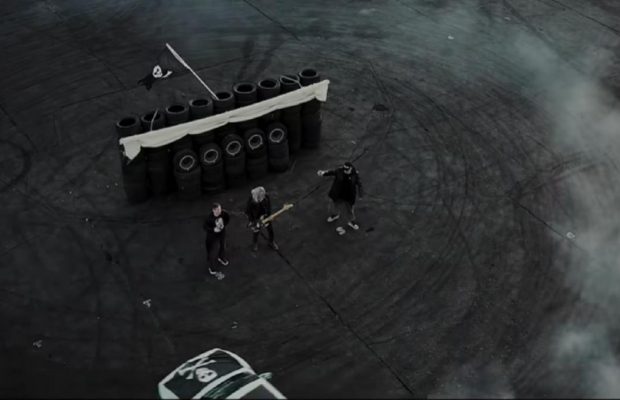 С женщинами, ромом и бешеным дрифтом: Жадан, ТНМК и VOID презентовали рок-н-ролльный клип "Пираты"