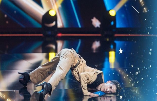 "Україна має талант": 19-летний чиновник эротично станцевал на каблуках (видео)