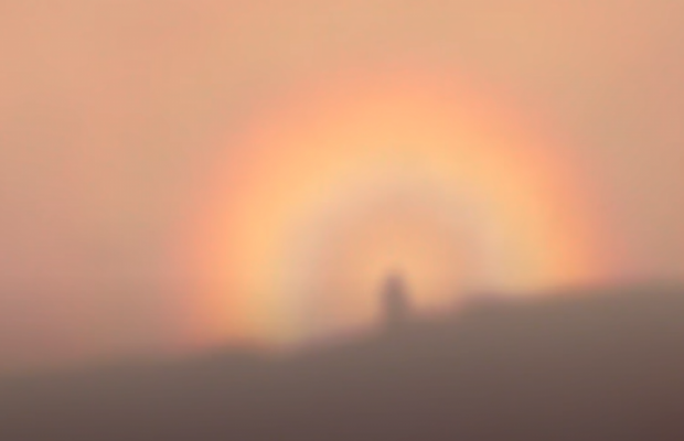 "Призрак" напугал туриста в горах: редкое явление заметили в Британии