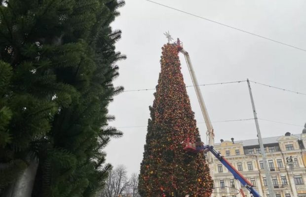 У Києві порушили традицію: головну ялинку країни запалять не на День святого Миколая (фото)