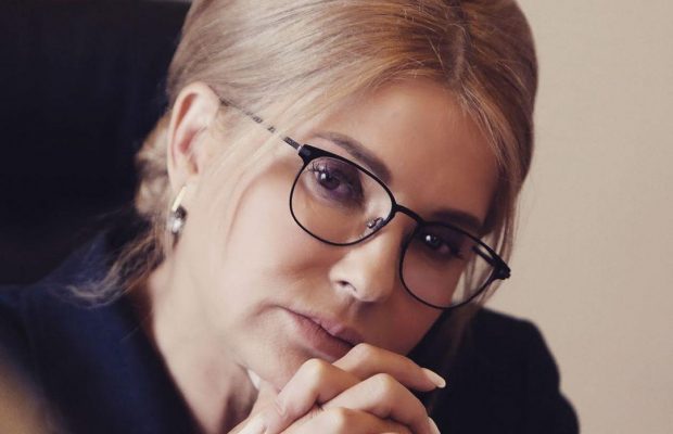 Юлія Тимошенко прийшла в Раду в строгому обтислому вбранні з цікавою деталлю