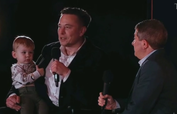 "Людина року" Ілон Маск зворушив появою з маленьким сином на церемонії (відео)