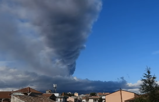 Вулкан Етна випустив багатокілометровий стовп попелу: з'явилося відео