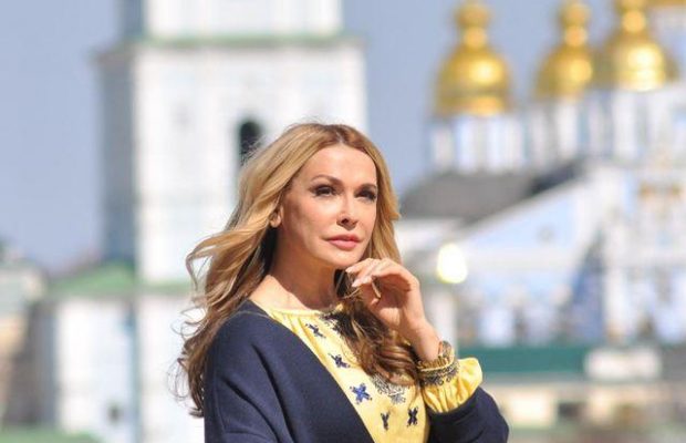 55-річна Ольга Сумська похизувалася в "голому" боді і шкіряному пальто