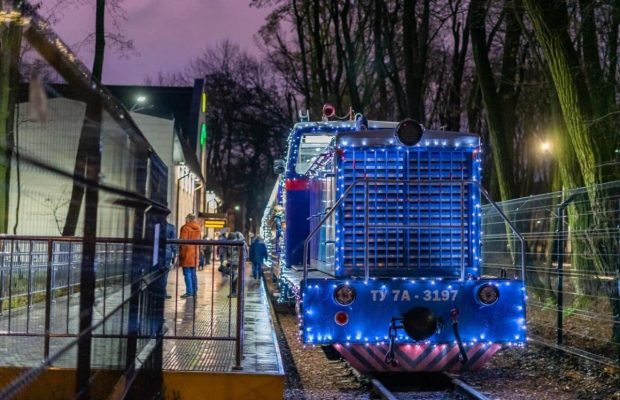 До Дня святого Миколая Київська дитяча залізниця відкрила зимовий рух поїздів (фоторепортаж)