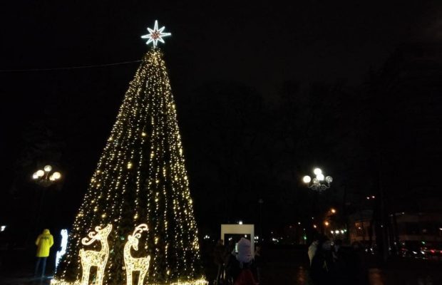 У Києві біля Верховної Ради вперше запалили новорічну ялинку (фото, відео)