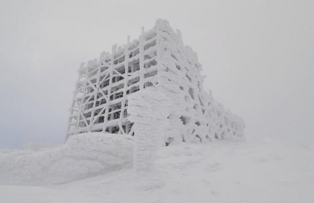 У Карпатах майже -15°: з'явилося фото з засніжених вершин