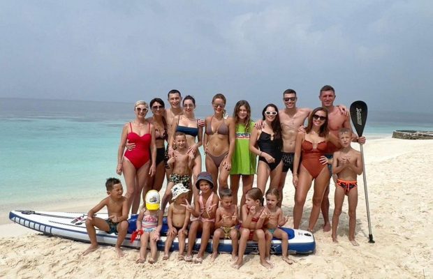 "Наша банда": футболісти Шахтаря разом з дружинами відпочивають на Мальдівах (фото)
