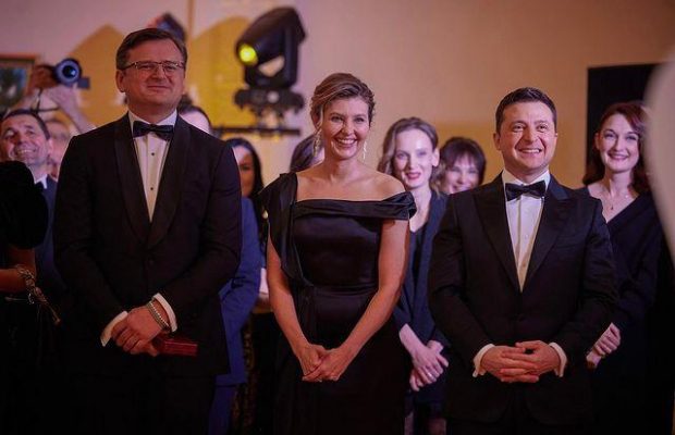 Олена Зеленська у чорній сукні з відкритими плечима потрапила в об'єктиви камер