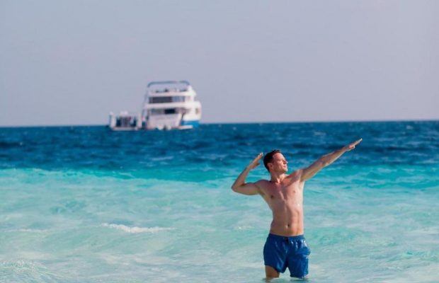 З голим торсом та в новорічній сукні: учасник "Холостячки-2" похизувався святковим відпочинком (фото)