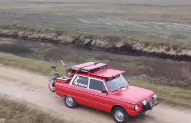 Первый в мире дом на колесах из "Запорожца" смастерил украинец (видео)