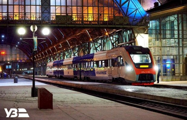 "Укрзализныця" на период новогодних праздников запустила экспресс к курорту "Буковель"