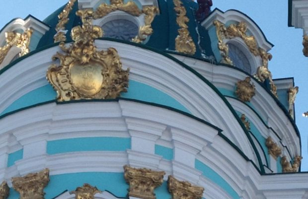 На куполе Андреевской церкви в результате порывов ветра повреждено стекло в люкарне (фото)