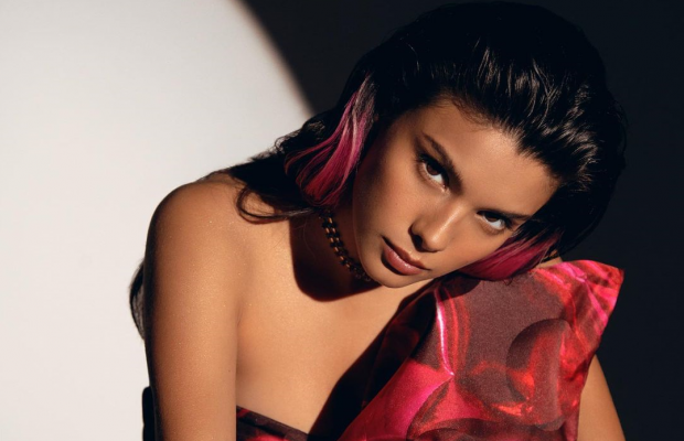 Мишель Андраде попала в конфуз: во время выступления у нее оголилась грудь (видео)