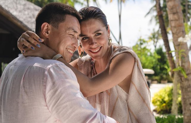 Ведущая "Танцев со звездами" слилась в страстном поцелуе с мужем-миллионером