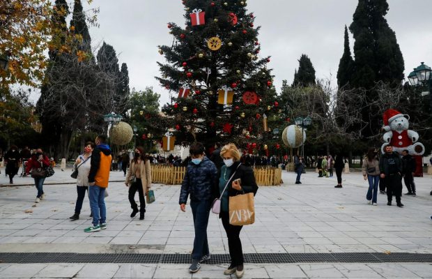 Греция и Франция ужесточают ограничения из-за штамма "Омикрон" (фоторепортаж, видео)