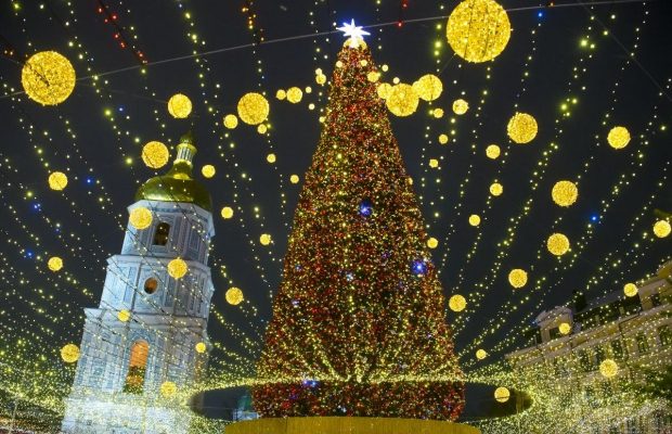 У Києві почали розбирати святкові містечка (відео)