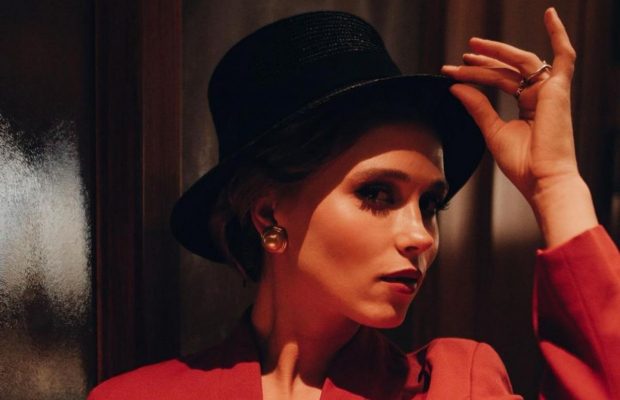 Зірка серіалу "Свати" у сукні без бюстгальтера подражнила шанувальників (фото)