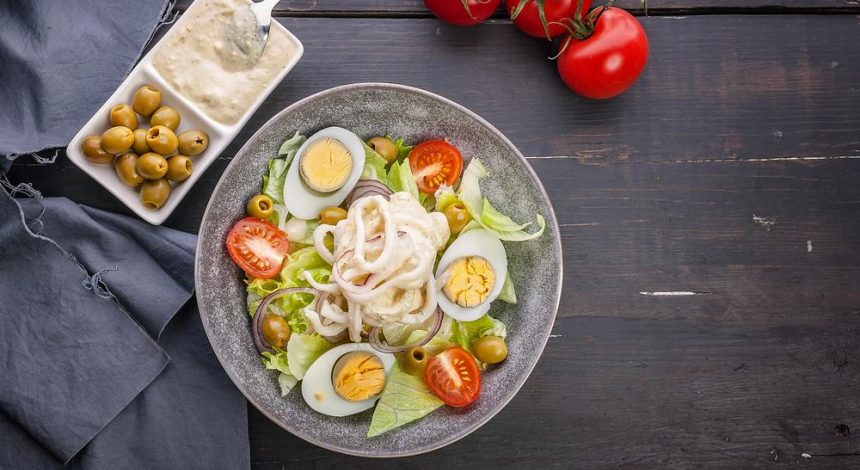 Салаты с кальмарами на Новый год: праздничные рецепты с морепродуктами