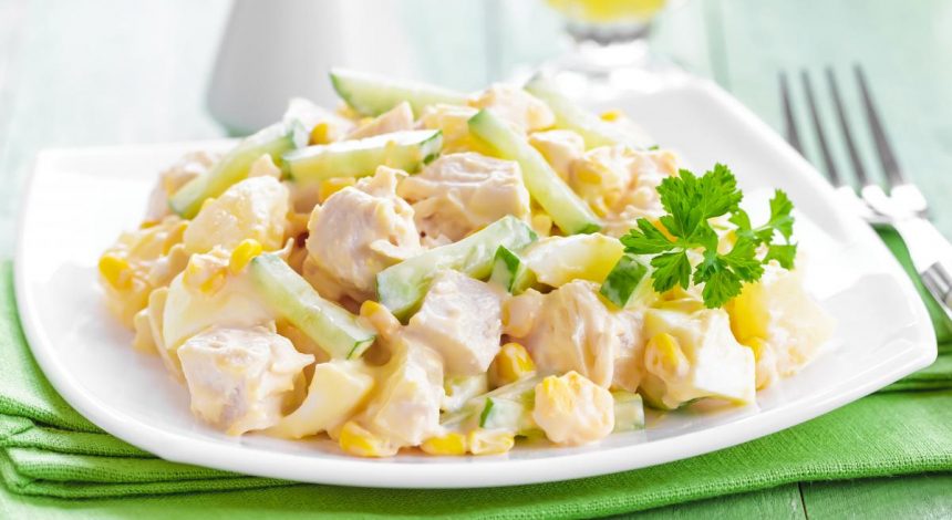 Салаты с копченой курицей за 20 минут: 4 рецепта праздничного блюда