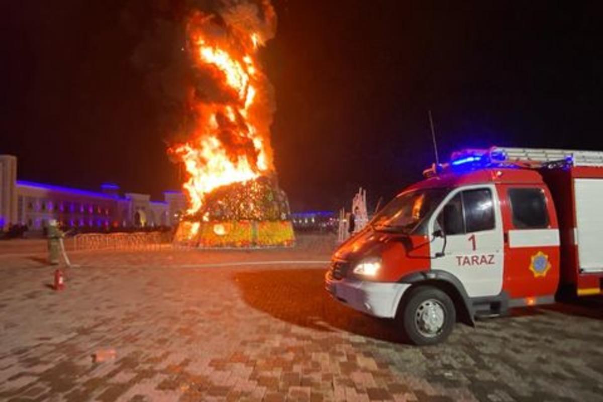 In one of the cities of Kazakhstan, a Christmas tree burned down / photo instagram.com/jambyl_tjd