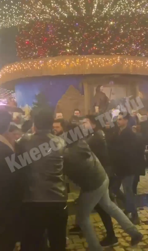 In the center of the capital on New Year's Eve, there was a massive brawl near the main Christmas tree of the country / screenshot